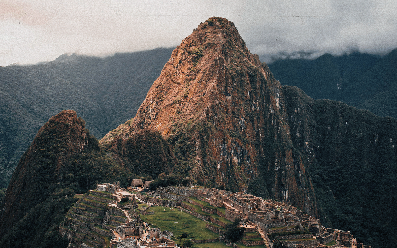 Alba a Machu Picchu: uno spettacolo mozzafiato Alba a Machu Picchu: uno spettacolo mozzafiato