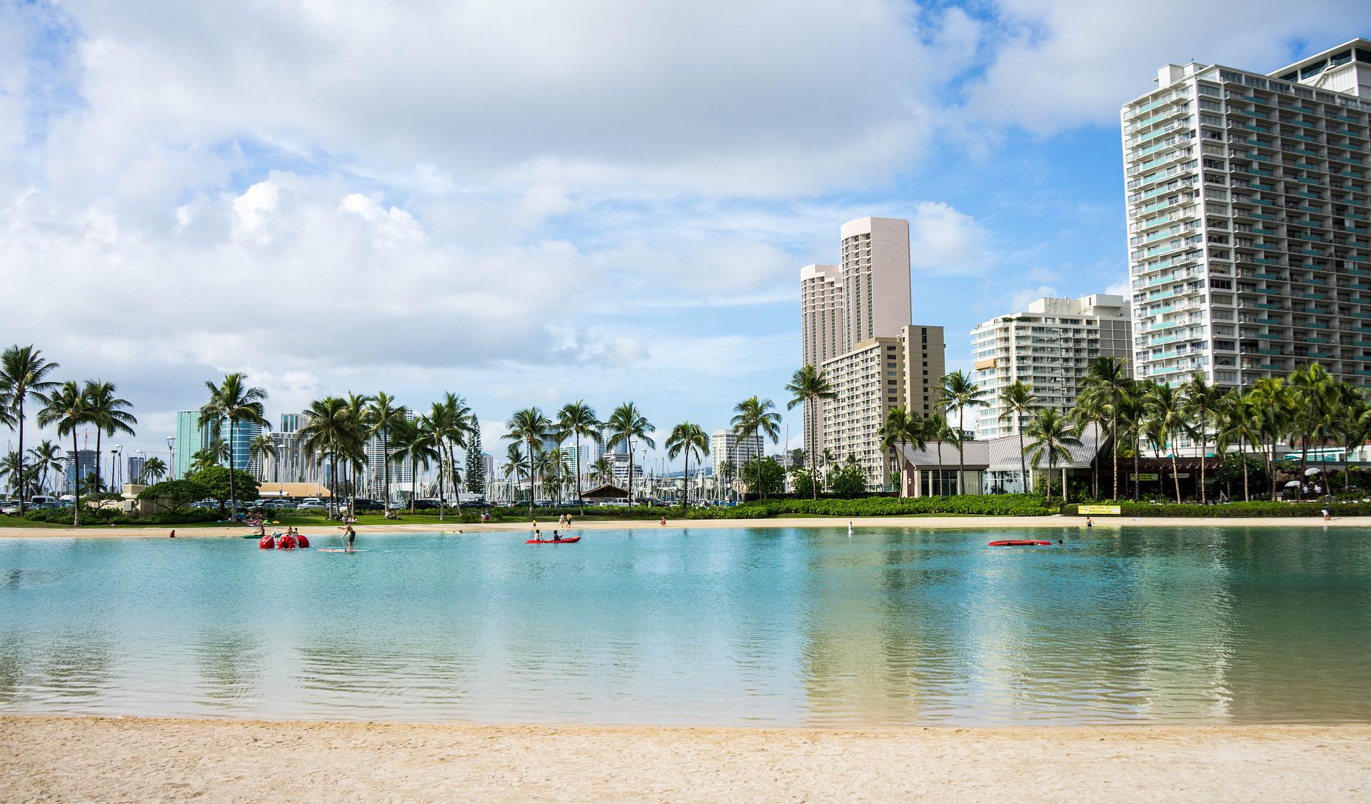 Una tra le mete più suggestive e sognate dai turisti è senz’altro Oahu, la terza isola per estensione dell’arcipelago delle Hawaii. Dal mare cristallino e dal clima caldo e temperato, è Oahu ad ospitare la capitale Honolulu e la famosa Pearl Harbor. Di o Una tra le mete più suggestive e sognate dai turisti è senz’altro Oahu, la terza isola per estensione dell’arcipelago delle Hawaii. Dal mare cristallino e dal clima caldo e temperato, è Oahu ad ospitare la capitale Honolulu e la famosa Pearl Harbor. Di o
